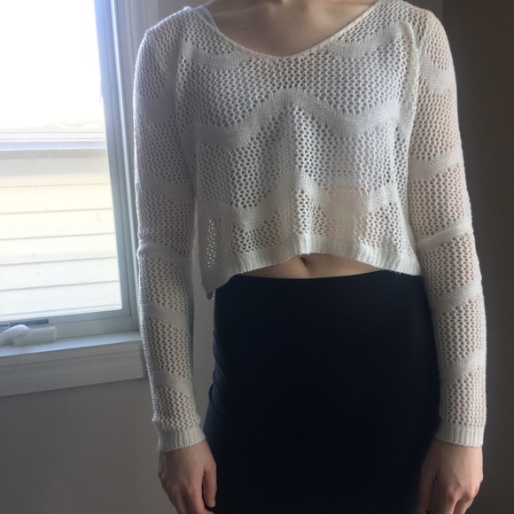 💥Host Pick💥Love Riche Open Knit Cropped Sweater Size Medium - Picture 2 of 7